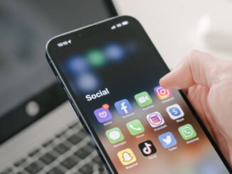 How to Find Jobs in UK Through Social Media