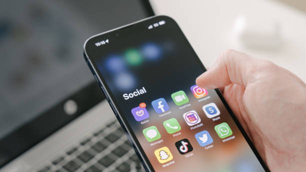 How to Find Jobs in UK Through Social Media